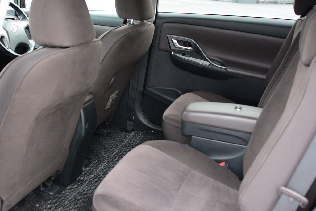 Gorgeous Mark X Zio 6seater wagon! TRD!